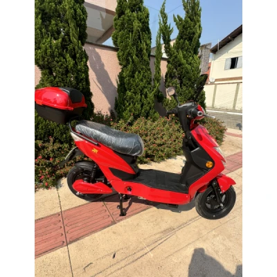 Bike Elétrica Aço Carbono Joy Juna, 1000w, Bateria Chumbo 60v 20ah, Auto. 45-70km, Vmax. 32km/h, Farol de LED, Suspensão Traseira e Dianteira, com Bau - Vermelha