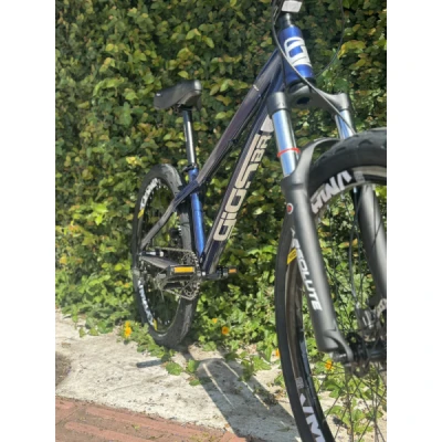 Bicicleta Alumínio Aro 26 Gios Dirt Jump, Cubos Hassns Pro7, Kit Single, Garfo Suspensão Absolute Brutus 150mm, Freio a Disco Hidraulico, Aros VMAXX - Azul Marinho com Prata