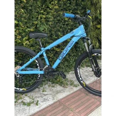 Bicicleta Alumínio Aro 26 Gios 4TRIX, 21V., Selim DDK Freestyle, F. Disco Absolute Hidraulico, Aro Vzan Vmaxx, Suspensão Absolute com Trava - Azul Claro com Azul Escuro