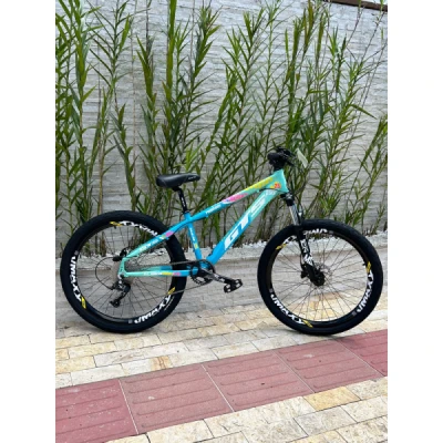 Bicicleta Aro 26 Alumínio GTS Predador, 9 Velocidades, Freio a Disco Hidraulico, Suspensção com Trava no Guidão, Aro VMAXX Vermelho - Azul com Verde