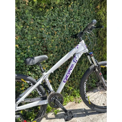 Bicicleta Alumínio Aro 26 Gios BR FRX-Evo T.13, cambio x-time 24 velocidades, Freio a Disco Hidráulico GTA, Suspensão Absolute com trava, Selim DDK - Branco c/ Roxo