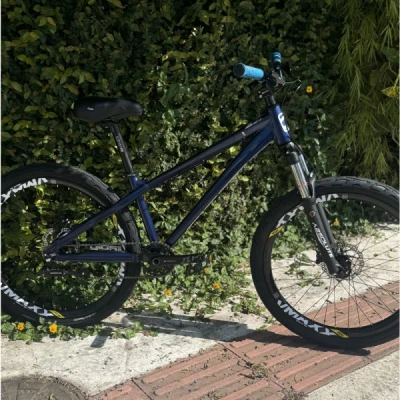 Bicicleta Alumínio Aro 26 Gios Dirt Jump, Cubos Hassns Pro7, Kit Single, Garfo Suspensão Absolute Brutus 150mm, Freio a Disco Hidraulico, Aros VMAXX - Azul Marinho com Prata