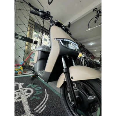 Scooter Goo X10 Vespa - Potencia 1000w, Bateria 60v/20ah, Com Pedal, 32km/H, Ano/Modelo2024 - Bege