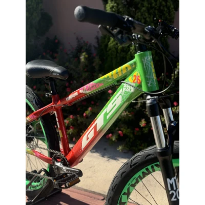 Bicicleta Aro 26 Alumínio GTS Predador, 9 Velocidades, Freio a Disco Hidraulico, Suspensção com Trava no Guidão, Aro VMAXX Verde - Verde e Vermelho