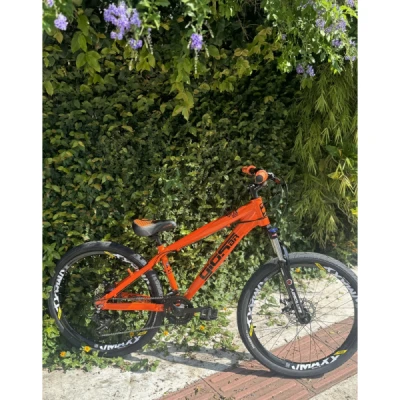 Bicicleta Alumínio Aro 26 Gios 4TRIX, 21V., Selim DDK Freestyle, F. Disco, Aro Vzan Vmaxx, Suspensão Absolute com Trava - Laranja com Preto