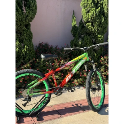 Bicicleta Aro 26 Alumínio GTS Predador, 9 Velocidades, Freio a Disco Hidraulico, Suspensção com Trava no Guidão, Aro VMAXX Verde - Verde e Vermelho